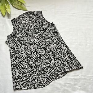 ⭐️vince camuto animal print sleeveless blouse⭐️